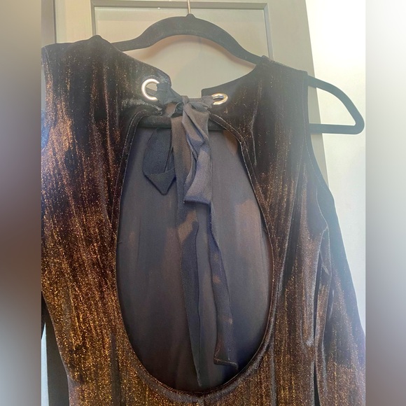 Topshop black cold shoulder velvet dress with gold metallic shimmer, Size 2 - Picture 4 of 13